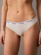 Bombacha de corte clásico confeccionada en mezcla de algodón elástico, con talle medio y cintura elástica distintiva de la marca con el logo estampado.