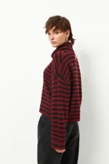 Polera de cuello alto tejida a rayas horizontales color borgoña y negro.