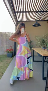 Vestido largo de fibrana con estampado abstracto multicolor, breteles finos y falda con volantes.