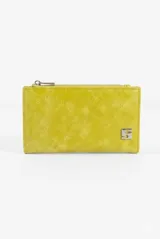 Billetera rectangular de cuero vegano en color fucsia, con acabado texturizado tipo gastado. Cuenta con cierre superior metálico y placa con logo en el frente.