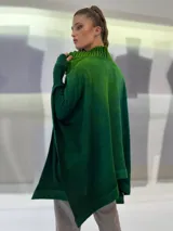 Ruana verde esmeralda de lana merino tejida, teñida artesanalmente, con cuello plisado de fieltro de lana merino.