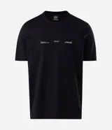 Remera de algodón de corte comfort, color negro, con cuello redondo y manga corta. Presenta un diseño minimalista con estampado de frases en tipografía blanca en la parte frontal.