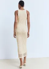 Vestido midi de crochet color beige, sin mangas, con tirantes anchos y cuello escotado. Diseño recto con forro interior.