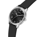 Reloj analógico Guess con caja de acero inoxidable plateado y esfera negra con números romanos. Cuenta con una malla de silicona negra y movimiento de cuarzo.