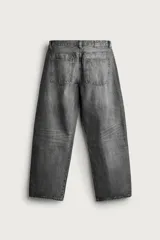 Jeans balloon fit de corte relajado y tiro medio, confeccionados en denim de algodón con efecto lavado y diseño clásico de cinco bolsillos.
