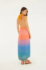 Vestido con estampado náutico degradado, sin tirantes y anudado al cuello.