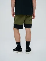 Bermuda Umbro de hombre, color beige, confeccionada en tejido de algodón con bolsillos laterales y cintura elástica con cordón de ajuste.