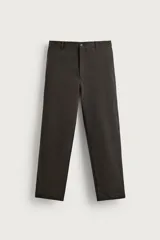 Pantalón straight fit color marrón oscuro, confeccionado en tejido compacto de algodón con estructura twill, bolsillos frontales, bolsillos traseros de vivo con botón y cierre frontal con cremallera y botón.