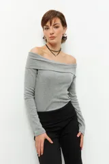 Remera color beige, strapless y de manga larga, confeccionada en algodón.