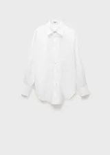 Camisa de corte oversize confeccionada en tejido popelín de mezcla de algodón y lyocell. Presenta diseño recto, cuello camisero, cierre frontal con botones y manga larga con puños abotonados. Incluye un sutil detalle bordado en el pecho.
