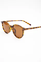 Lentes de sol polarizados con armazón carey de diseño redondo y lentes marrones.
