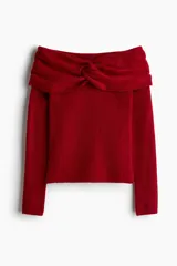 Buzo de punto acanalado color rojo, con escote off-the-shoulder y detalle de nudo frontal.