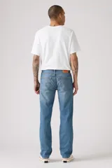 Jeans Levi's 511 Slim Fit color azul claro, con efecto desgastado y corte ajustado.