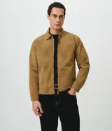 Campera estilo Harrington de gamuza sint&eacute;tica color tostado, con cuello camisero, cierre frontal, bolsillos laterales y mangas largas.
