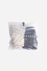Pack de dos bóxers Brooksfield, uno de color negro con estampado de pequeños círculos blancos y otro de color beige liso. Ambos cuentan con cintura elástica con el nombre de la marca grabado.