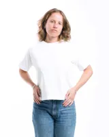 Remera de cuello redondo con corte boxy, confeccionada en algodón orgánico de alto gramaje.