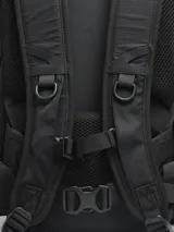 Mochila negra con múltiples bolsillos y correas ajustables.