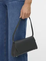 Cartera bandolera pequeña de estructura firme, color negro, con tapa plegada y cierre con botón. Cuenta con un asa corta para llevar al hombro y forrería interna.