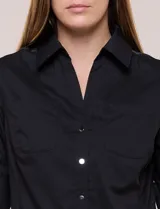 Camisa roja de poplín de algodón, de silueta semi entallada con cuello camisero y escote en V. Cuenta con cierre frontal de botones metálicos, bolsillos plaqué en el pecho y mangas 3/4 arremangables con presilla y argolla metálica.