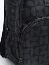 Mochila negra con tres compartimentos con cierre y dos bolsillos laterales abiertos con elástico.