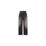 Jeans de denim de corte regular fit en color negro con efecto deslavado y acabado desgastado.