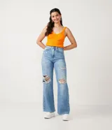 Blusa musculosa estilo cropped de Blue Steel, confeccionada en tejido de viscosa con textura acanalada. Presenta escote en V y tirantes medios elásticos.