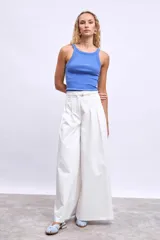 Musculosa azul de algodón con cuello redondo y sisas anchas.