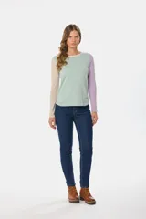 Pantalón de jean skinny azul oscuro, tiro medio y corte chupín.