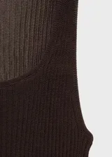 Musculosa marrón de tejido de punto grueso con tirantes anchos y cuello escotado.