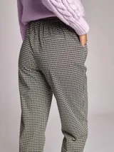 Pantalón de viscosa con estampado geométrico, tiro medio, cintura elástica ajustable con cordones, dos bolsillos delanteros y falsos bolsillos de vivo en la espalda.