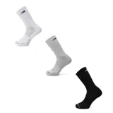 Pack de tres pares de medias deportivas tipo crew de New Balance, con diseño ergonómico y logo bordado. El set incluye un par blanco, un par gris y un par negro.