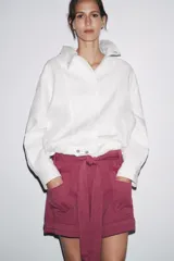 Shorts color rosa viejo, de tiro medio y corte holgado, con cintura elástica y cinturón de lazo ajustable.