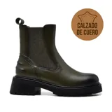 Bota Chelsea de cuero color verde oliva con elástico lateral, caña media y suela track color negro.