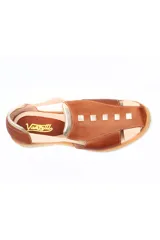 Zapato tipo sandalia plana de cuero liso en color rojo cereza con detalles en color crema. Presenta paneles laterales elásticos, suela dentada y diseño con aberturas.