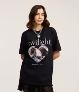Remera de manga corta color negro, corte oversize, con cuello redondo. Presenta un estampado frontal inspirado en la película Twilight, con el título y una imagen de Bella y Edward dentro de un corazón.