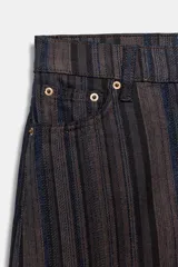 Jeans de tiro alto y diseño tapered, con cinco bolsillos, presillas para cinto y cierre frontal con cremallera y botón, en tono celeste claro lavado.