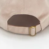 Gorra de béisbol color beige con bordado frontal con la frase 'Creative Club'.