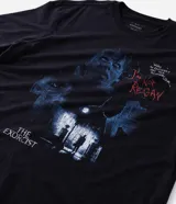 Remera de algodón color negro con cuello redondo y mangas cortas. Presenta una estampa frontal con motivos de la película El Exorcista.