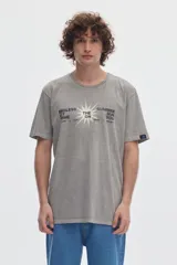 Remera gris de manga corta con efecto lavado "washed" y estampa tipográfica en el pecho con diseño de estrella.