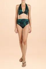 Bombacha de bikini de talle alto con banda ancha fruncida en la cintura. Presenta un diseño estampado con ondas en tonos marrón y turquesa.