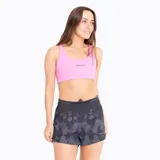 Short deportivo de trail running con estampado abstracto en tonos grises y negros. Cuenta con cintura elástica ancha, cordón de ajuste interior, bolsillos laterales y bolsillo trasero con cierre.