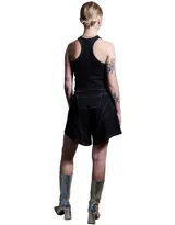 Top negro estilo nadador con cierre frontal metálico y estampado de un caballo con estrellas.