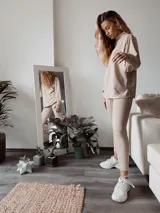 Calza tipo jogger color beige, con elástico y cordón ajustable en la cintura.