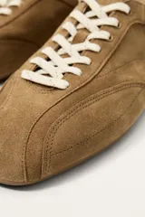 Zapatilla de cordones de estilo retro fabricada en piel con acabado serraje y suela ultrafina.