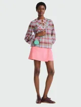 Monedero circular de la línea Épure de Longchamp, en color verde menta, con cierre de solapa y correa larga ajustable para llevar cruzado.