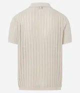 Camisa de manga corta para hombre con cuello solapa y cierre frontal de botones. Presenta un diseño de punto con textura de líneas verticales en color beige y calce regular. Confeccionada en una mezcla de poliéster y algodón sustentable.