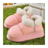 Pantuflas botitas acolchadas de color rosado, forradas con corderito sintético blanco en el interior y el cuello, con suela de plataforma alta.