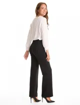 Pantalón de vestir marca Tahari, corte wide leg con tiro alto y cintura elástica. Confeccionado en tejido elastizado de textura lisa.