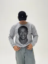 Buzo de cuello redondo color gris melange, con estampa fotográfica frontal de Ronaldinho y detalle de marca bordado en la manga.
