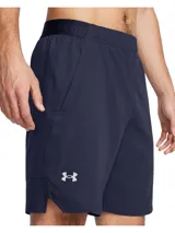 Short deportivo Under Armour, modelo Vanish Woven, color azul marino. Confeccionado en tejido ultraligero y transpirable de secado rápido, con paneles perforados para ventilación, bolsillos laterales y bajo con abertura lateral para mayor movilidad.